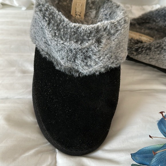 Comfy Minnetonka Slippers - 10 - Picture 2 of 10